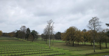 Een beeld van de vele graven van de gesneuvelde soldaten